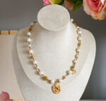 Naszyjnik z pereł ze złotymi detalami