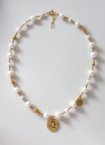 Naszyjnik z pereł ze złotymi detalami - obrazek 2