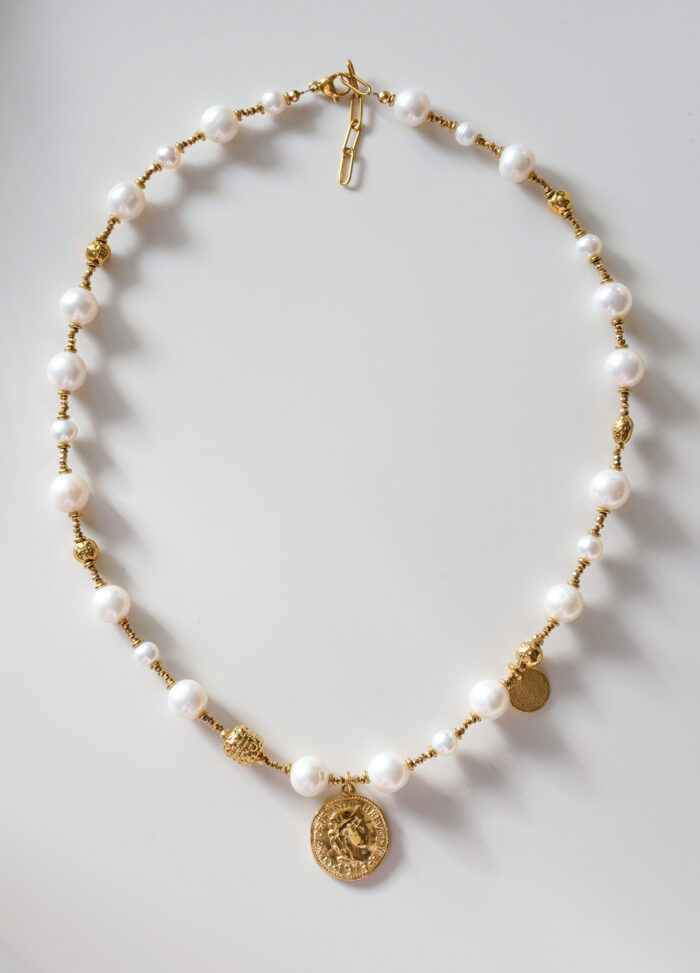 Naszyjnik z pereł ze złotymi detalami - obrazek 2