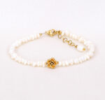 Bransoletka z nieregularnych pereł z różą